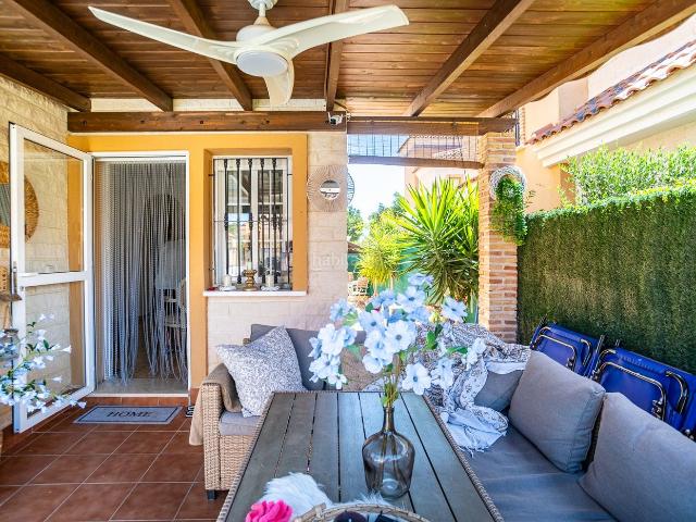 Chalet en venta en Guardamar del Segura, El Raso. Villa mediterraacutenea en El Raso ndash Guardamar del Segura Nos complace presentar esta elegante villa mediterraacutenea, ubica. Chalets Guardamar.