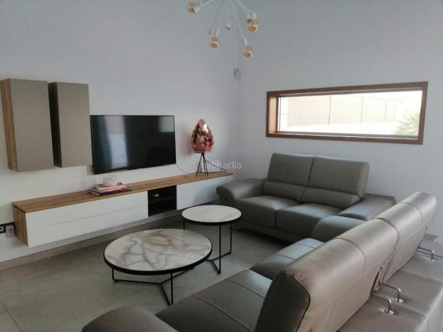 Chalet en venta en Guardamar del Segura, El Raso. Magniacutefica y espaciosa casa unifamiliar de dos plantas en una ubicacioacuten privilegiada en la popular zona de El Raso, a cer. Chalets Guardamar.