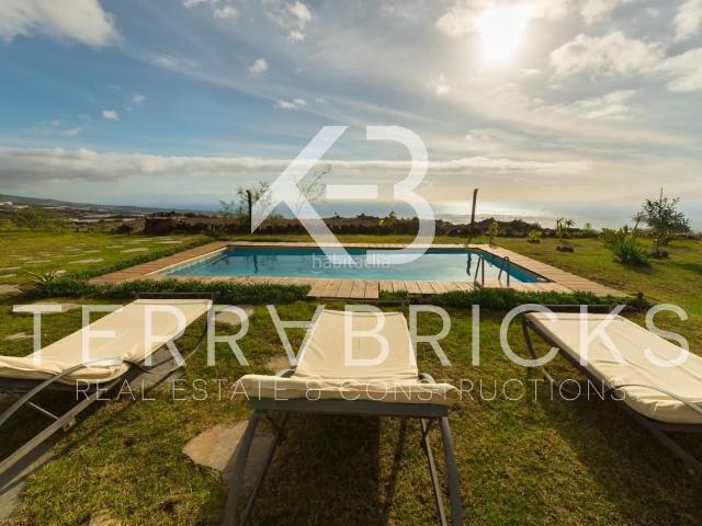Chalet en venta en Guía de Isora, Alcalá. Chalet exclusivo con cabaña independiente, piscina y vistas panorámicas al mar y la montaña en Guía de Isora. Chalets Guía de.