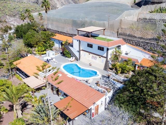 Chalet en venta en Guía de Isora, Alcalá. ESPECTACULAR COMPLEJO RESIDENCIAL CON 5 CASAS Y 2 APARTAMENTOS, PISCINA, JARDINES Y VISTAS AL OCEANO EN ALCALÁ GUÍA DE ISORA. Chalets Guía de.