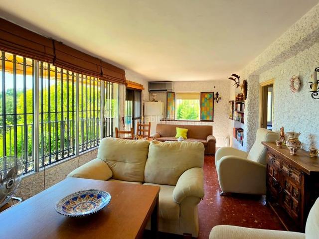 Chalet en venta en Guillena, Guillena pueblo. Presentamos este chalet independiente de 2 plantas con vistas al lago y un enorme potencial de transformación, ubicado en la 1ª Fa. Chalets.