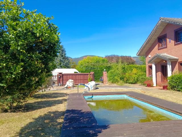 Chalet en venta en Guriezo. Chalet bifamiliar en Guriezo, a tan sólo 5 min de Castro Urdiales y Laredo. Chalets.