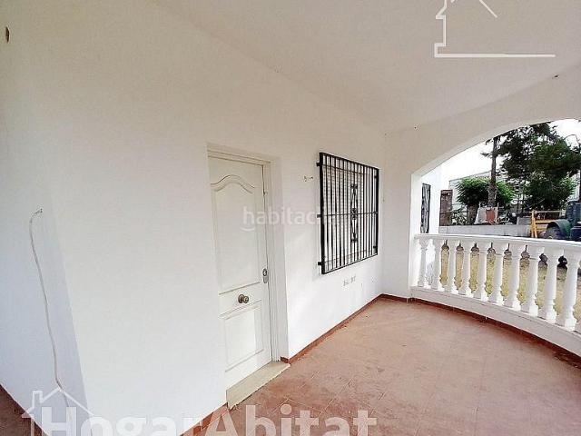 Chalet en venta en Dolores. CHALET LUMINOSO CON PISCINA COMUNITARIA, GARAJE Y PARCELA PARA REFORMAR. Chalets.