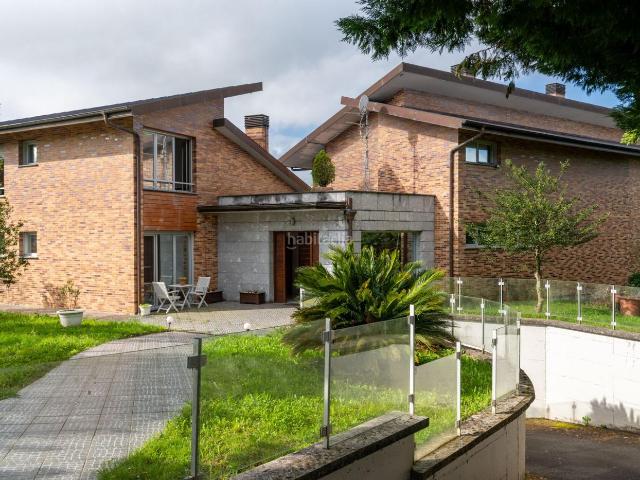 Casa pareada en venta en Donostia San Sebastián, Miramon Zorroaga. Villa bifamiliar en Paseo Oriamendi B. Casas pareadas Donostia San.