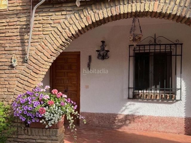 Chalet en venta en Dos Hermanas, Arco Norte Avda España. Se vende magnifica casa independiente de 4 dormitorios, 2 baños, con amplia parcela para aparcar vehículos. PRECIO NEGOCIABLE. Chalets Dos.