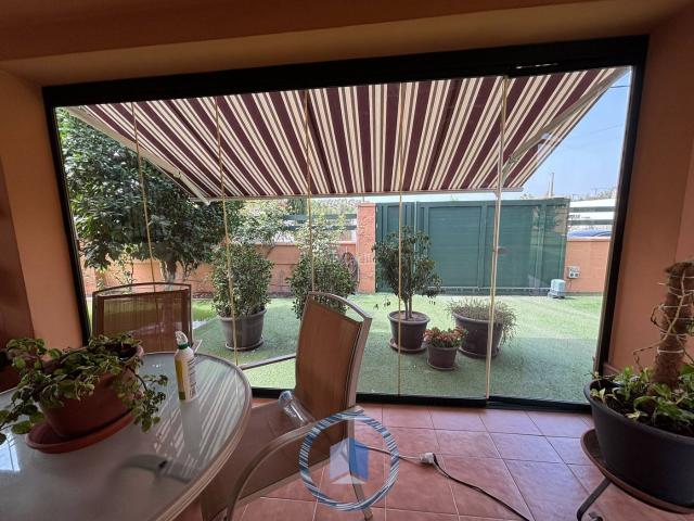 Chalet en venta en Dos Hermanas, Entrenúcleos. Espacio, comodidad y un entorno privilegiado se unen en este fantástico chalet situado en la urbanización San Federico Echagüy. Chalets Dos.