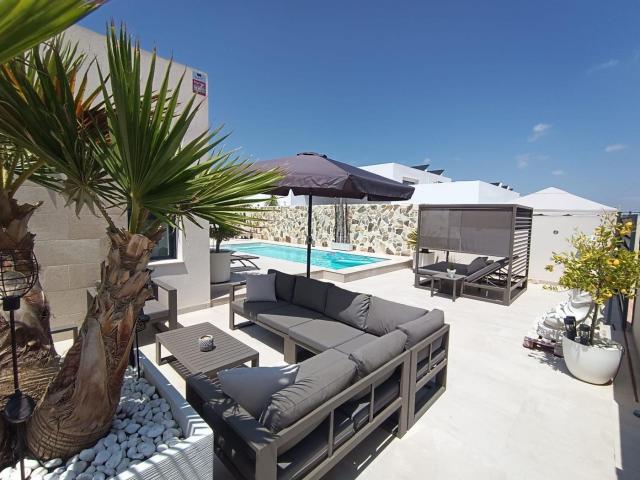 Chalet en venta en Daya Nueva. VILLA CON PISCINA PRIVADA EN DAYA NUEVA. Chalets Daya.