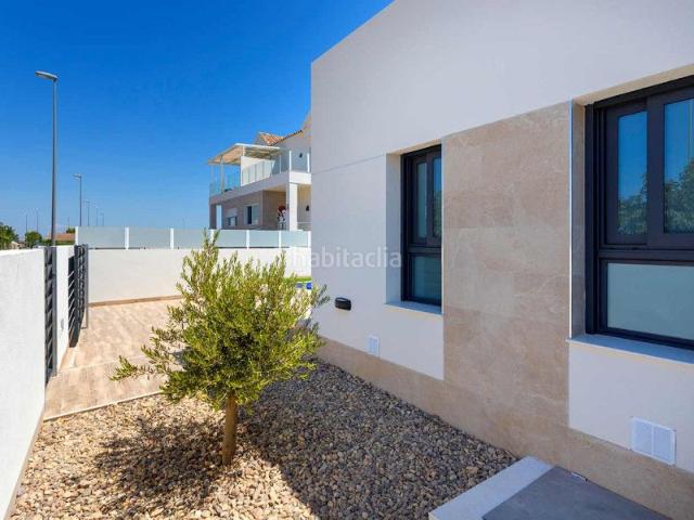 Chalet en venta en Daya Nueva. Villa de 3 dormitorios y 2 baños con piscina y jardín en Daya Nueva. Chalets Daya.