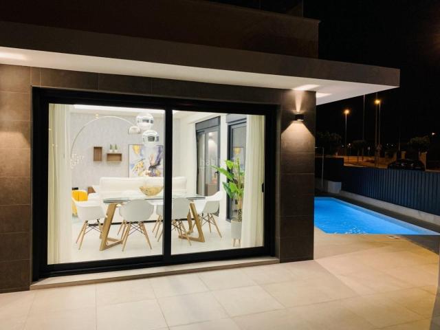 Chalet en venta en Daya Nueva. Villa de obra nueva de 3 dormitorios con piscina privada y solárium. Electrodomésticos y aire acondicionado incluidos. En Daya Nue. Chalets Daya.