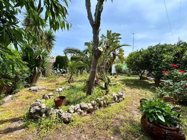 Chalet en venta en Daimús. Exclusivo chalet independiente en Daimús con gran jardín y vistas al mar. Chalets.