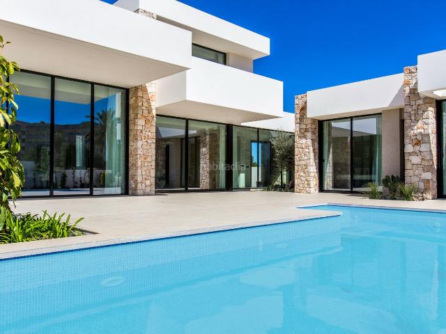 Chalet en venta en Dénia, Centro Urbano. Adopte el estilo de vida mediterráneo, haga realidad su sueño. Chalets.