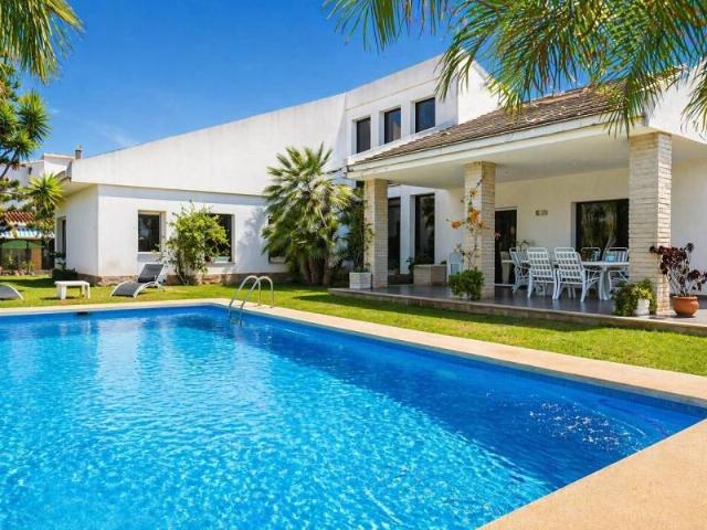 Chalet en venta en Denia Amplio chalet&amp nbsp de 4 dormito. 404m² Dénia