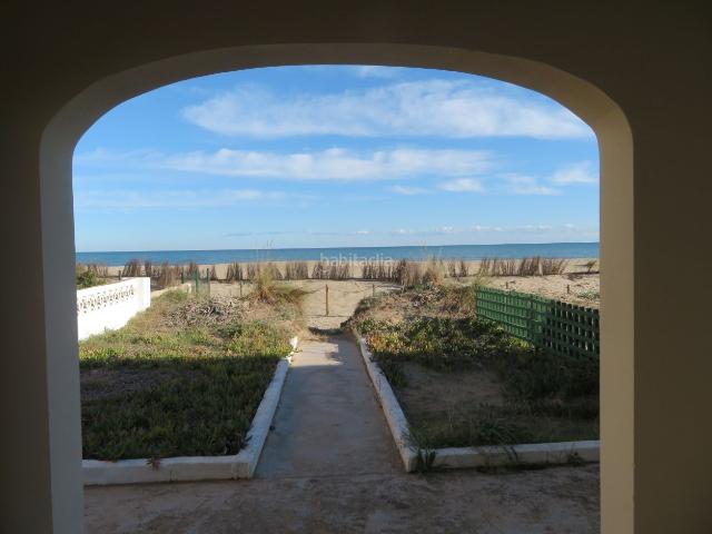Chalet en venta en Dénia, Devessa Monte Pego. Propiedad en primerísima línea de Playa de Les Devesses con parcela privada de 2663 m2. Chalets.