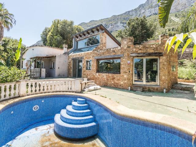 Chalet en venta en Dénia, El Montgó. Oportunidad de inversión: Villa con vistas espectaculares al Montgó y a la bahía de Dénia. Chalets.