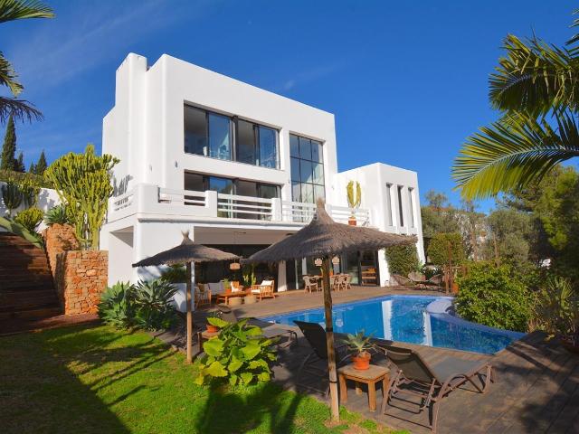Chalet en venta en Dénia, El Montgó. Bonito chalet de diseño moderno en Dénia. Chalets.