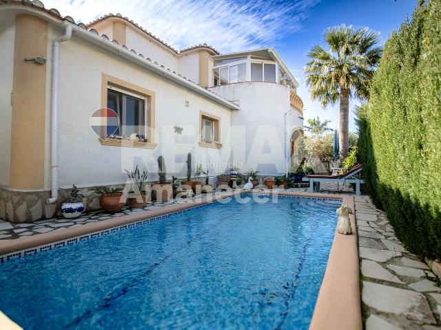 Chalet en venta en Dénia, El Montgó. Chalet en el Montgo con piscina y jardín privado. Chalets.