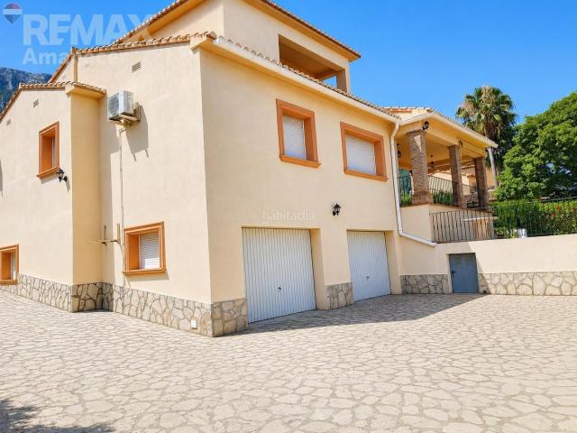 Chalet en venta en Dénia, El Montgó. Chalet independiente en El Montgó piscina privada, garaje cerrado y vistas a la montaña. Chalets.