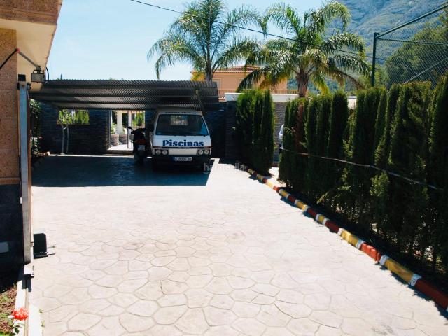Chalet en venta en Dénia, El Montgó. EN VENTA ESPECTACULAR PARCELA CON 1 CHALET Y 2 ADOSADOS, PISCINA, COCINA EXTERIOR CON BARBACOA Y PISTA DE TENIS!. Chalets.