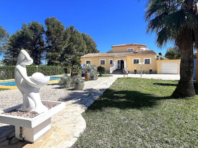 Chalet en venta en Dénia, El Montgó. Villa muy bien cuidada con 2.185 m2 de terreno, gran piscina, pista de tenis, pozo, garaje, calefacción, aire acondicio. Chalets.