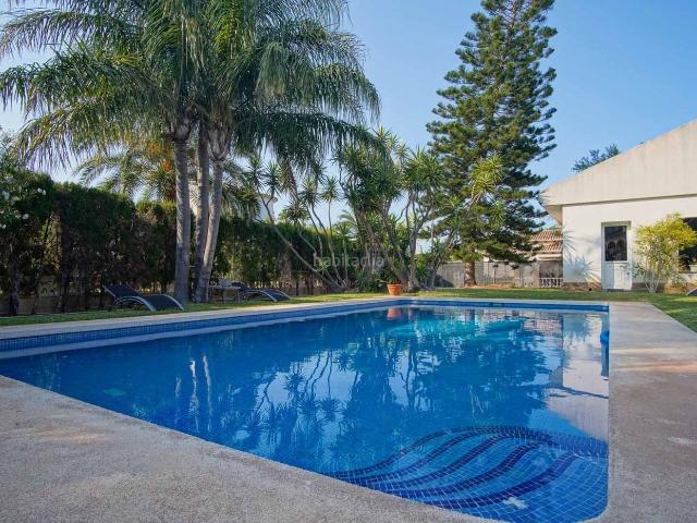 Chalet en venta en Dénia, El Montgó. Villa de lujo en Dénia en venta con piscina privada y vistas al Montgó. Chalets.