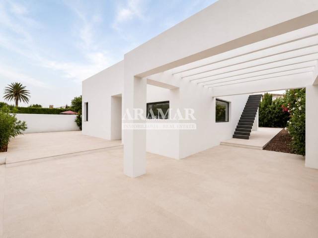 Chalet en venta en Dénia, El Palmar Los Molinos. Exclusiva villa de diseño a solo 50 metros del mar. Chalets.