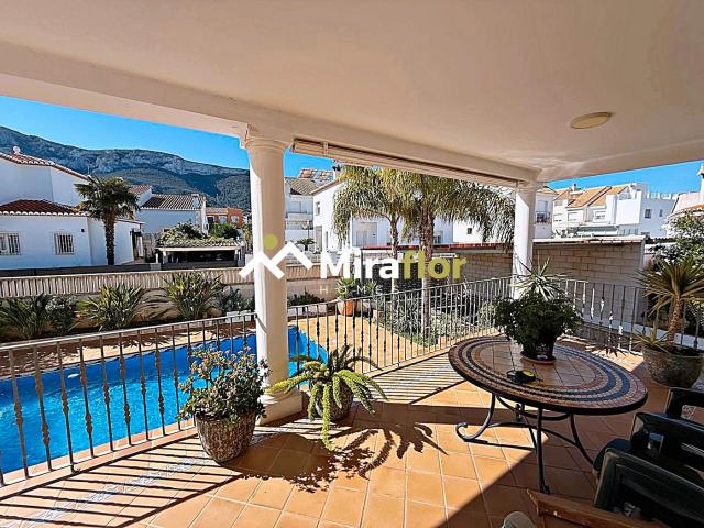 Chalet en venta en Dénia, La Pedrera Vessanes. Villa bien mantenida a poca distancia del centro de Denia con aire acondicionado por conductos, estufa de pellets y piscina privad. Chalets.