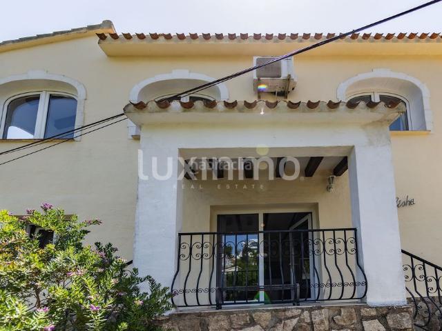 Chalet en venta en Dénia, La Pedrera Vessanes. Oferta inmobiliaria 2 viviendas en venta en Denia con licencia turística. Chalets.