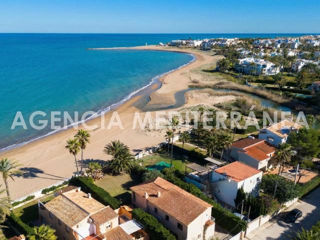 Chalet en venta en Dénia, L'Almadrava L'Estanyó. Exclusivo chalet en primera línea de playa a 5 km del centro de la ciudad. Chalets.