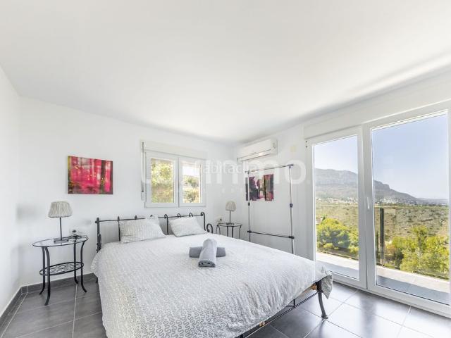 Chalet en venta en Dénia, Las Rotas Les Rotes. Villa reformada con vistas al mar y piscina privada en Las Rotas Dénia en venta. Chalets.