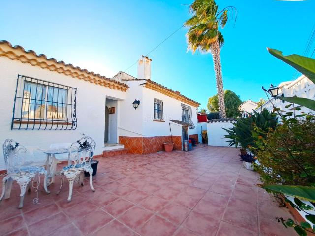 Chalet en venta en Dénia, Les Bassetes El Marjal. Casita con grandes terrazas y acceso a zona verde, agradable y luminosa. Chalets.