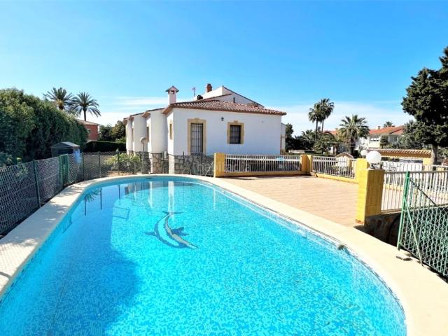 Chalet en venta en Dénia, Les Bassetes El Marjal. Chalets.