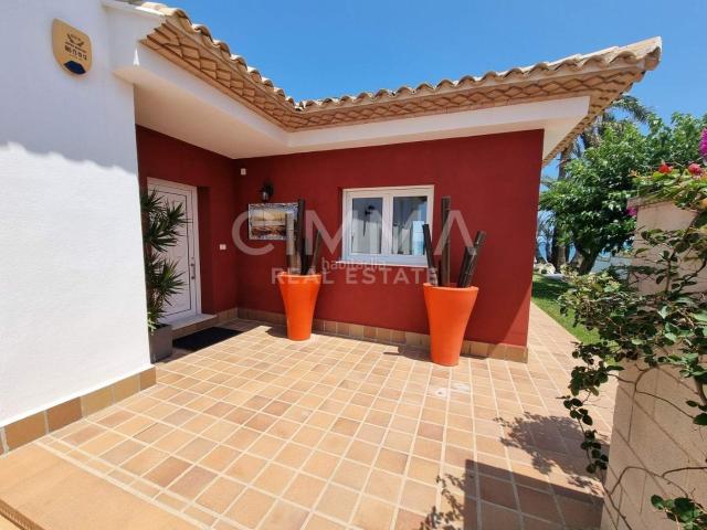 Chalet en venta en Dénia, Les Bassetes El Marjal. Exclusiva villa de estilo único ubicada en primera línea del mar en Dénia. Chalets.