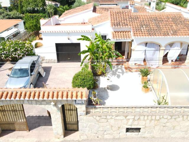 Chalet en venta en Dénia, Les Bassetes El Marjal. EXQUISITO CHALET A UN PASO DE LA PLAYA Y EL CASCO URBANO. Chalets.