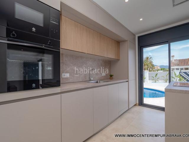 Chalet en venta en Empuriabrava, Alberes Costa Brava. Villa de esquina situada en una zona residencial. Chalets.