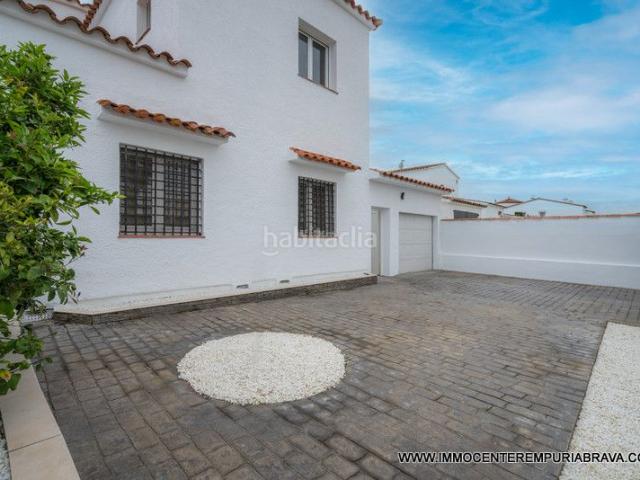 Chalet en venta en Empuriabrava, Cap Ras Creus Falconera Costa Brava. Magnífica villa de lujo con amarre de 12,5m y piscina climatizada en Empuriabrava. Chalets.
