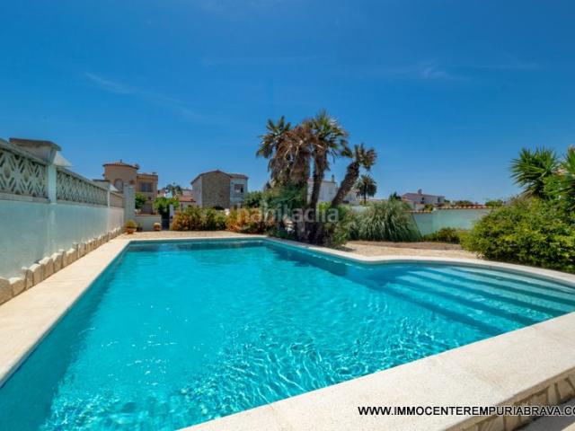 Chalet en venta en Empuriabrava, Cap Ras Creus Falconera Costa Brava. Magnífica casa de una sola planta orientada al sur con amarre de 16 metros. Chalets.