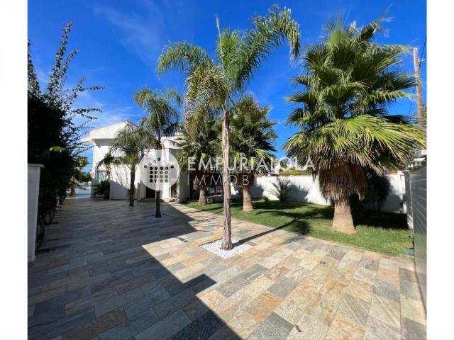 Chalet en venta en Empuriabrava, Cap Ras Creus Falconera Costa Brava. Empuriabrava hermosa casa moderna con piscina y amarre cerca de la playa, sala de estar de 99 m2. Chalets.