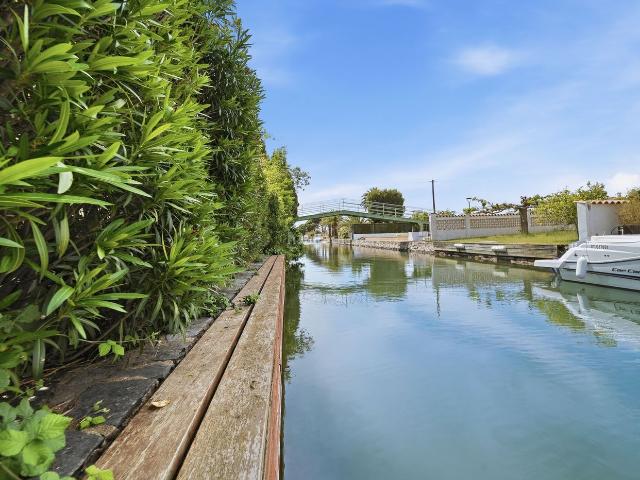 Chalet en venta en Empuriabrava, Cap Ras Creus Falconera Costa Brava. Villa con jardín, piscina y amarre de 25 m. Chalets.