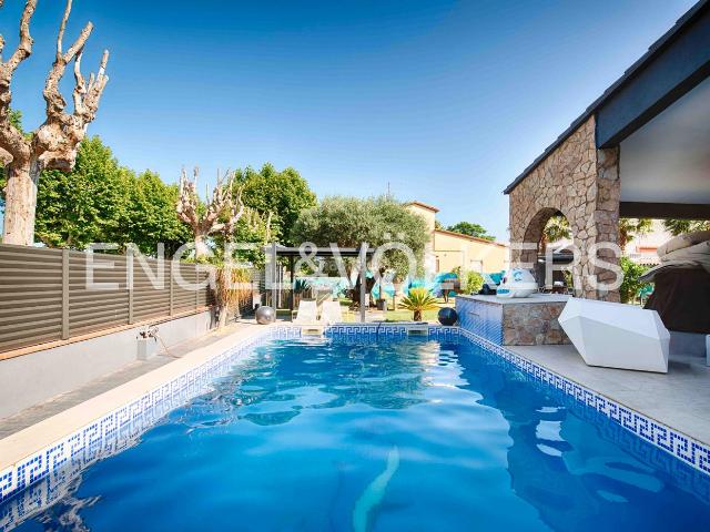 Chalet en venta en Empuriabrava, Carlit Montseny Costa Brava. Casa unifamiliar con un estilo único y especial. Chalets.