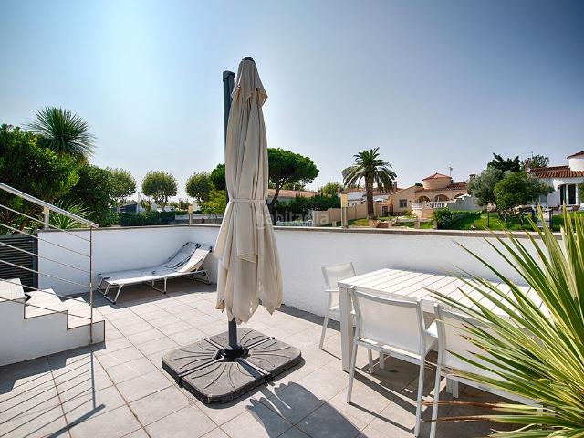 Chalet en venta en Empuriabrava, Francolí Freser Noguera Costa Brava. Moderna casa con 17 m de amarre en un canal ancho. Chalets.