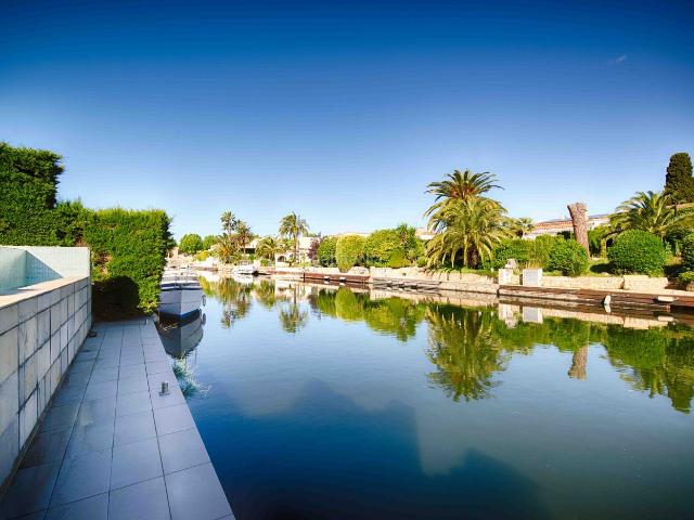 Chalet en venta en Empuriabrava, Francolí Freser Noguera Costa Brava. Casa con piscina y 12,5 m de amarre. Chalets.
