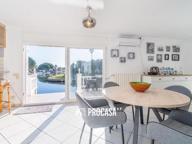 Chalet en venta en Empuriabrava, Francolí Freser Noguera Costa Brava. Casa esquinera al canal con dos amarres y vistas inmejorables. Chalets.