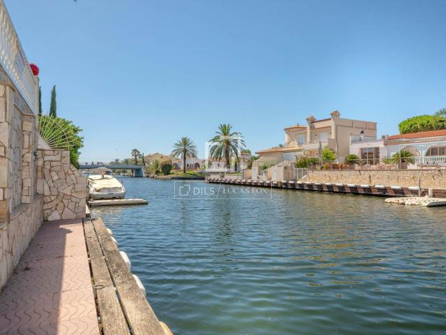 Chalet en venta en Empuriabrava, Francolí Freser Noguera Costa Brava. Elegante villa con amarre de 13 metros en el canal principal. Chalets.