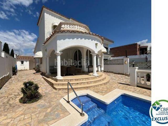 Chalet en venta en Empuriabrava, Francolí Freser Noguera Costa Brava. Encantadora casa con amarre y vistas al canal en Empuriabrava. Chalets.