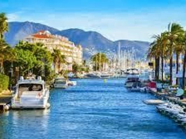 Chalet en venta en Empuriabrava, Francolí Freser Noguera Costa Brava. ESPECTACULAR VILLA CON VISTAS AL CANAL Y AMARRE DE 13,2M. Chalets.