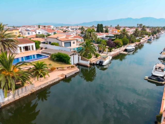 Chalet en venta en Empuriabrava, Francolí Freser Noguera Costa Brava. Espectacular casa o chalet con amarre privado. Chalets.