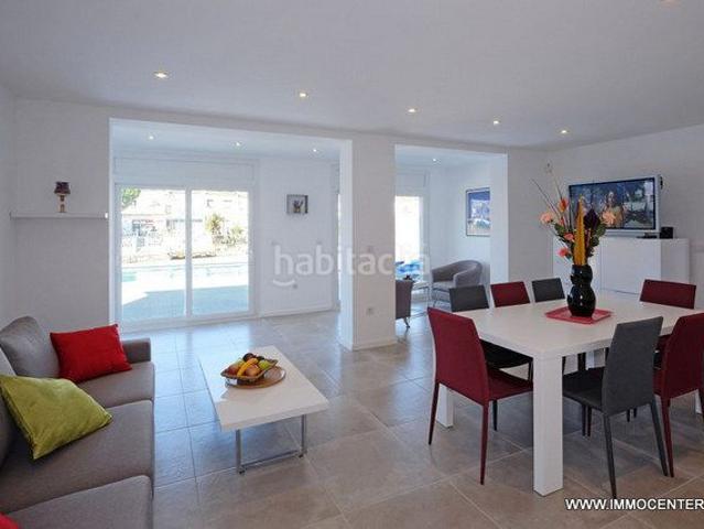 Chalet en venta en Empuriabrava, Francolí Freser Noguera Costa Brava. Villa renovada con 4 dormitorios y amarre de 13 metros en Empuriabrava. Chalets.