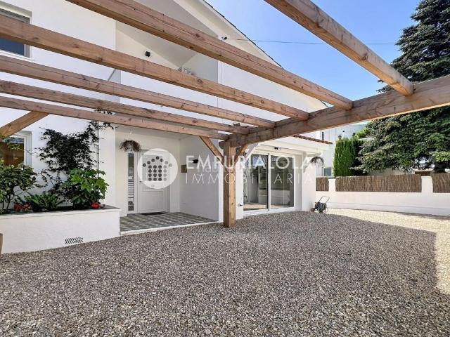 Chalet en venta en Empuriabrava, Peni Costa Brava. Casa renovada con 5 habitaciones y licencia turística en Empuriabrava, sector Peni. Chalets.