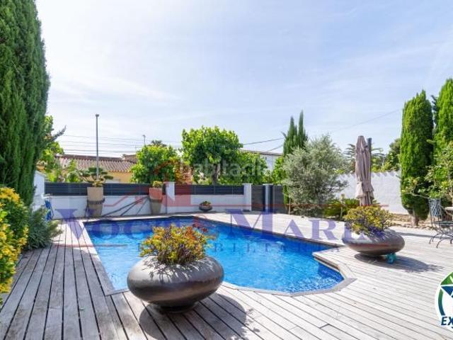 Chalet en venta en Empuriabrava, Peni Costa Brava. Casa reformada con piscina y jardín en Empuriabrava. Chalets.