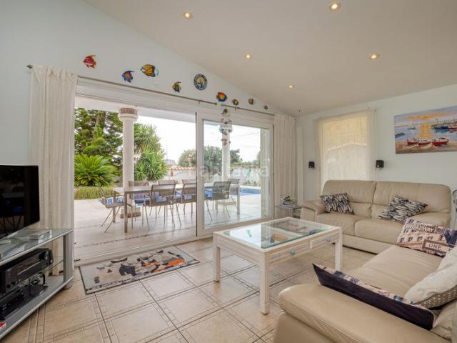 Chalet en venta en Empuriabrava, Peni Costa Brava. Magnífica casa idealmente ubicada orientada al sur con piscina y garaje privado en Empuriabrava. Chalets.